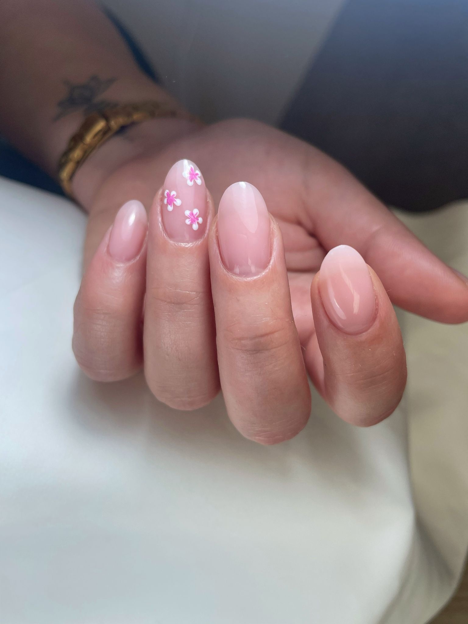 Zachtroze nagels met handgeschilderde bloemetjes