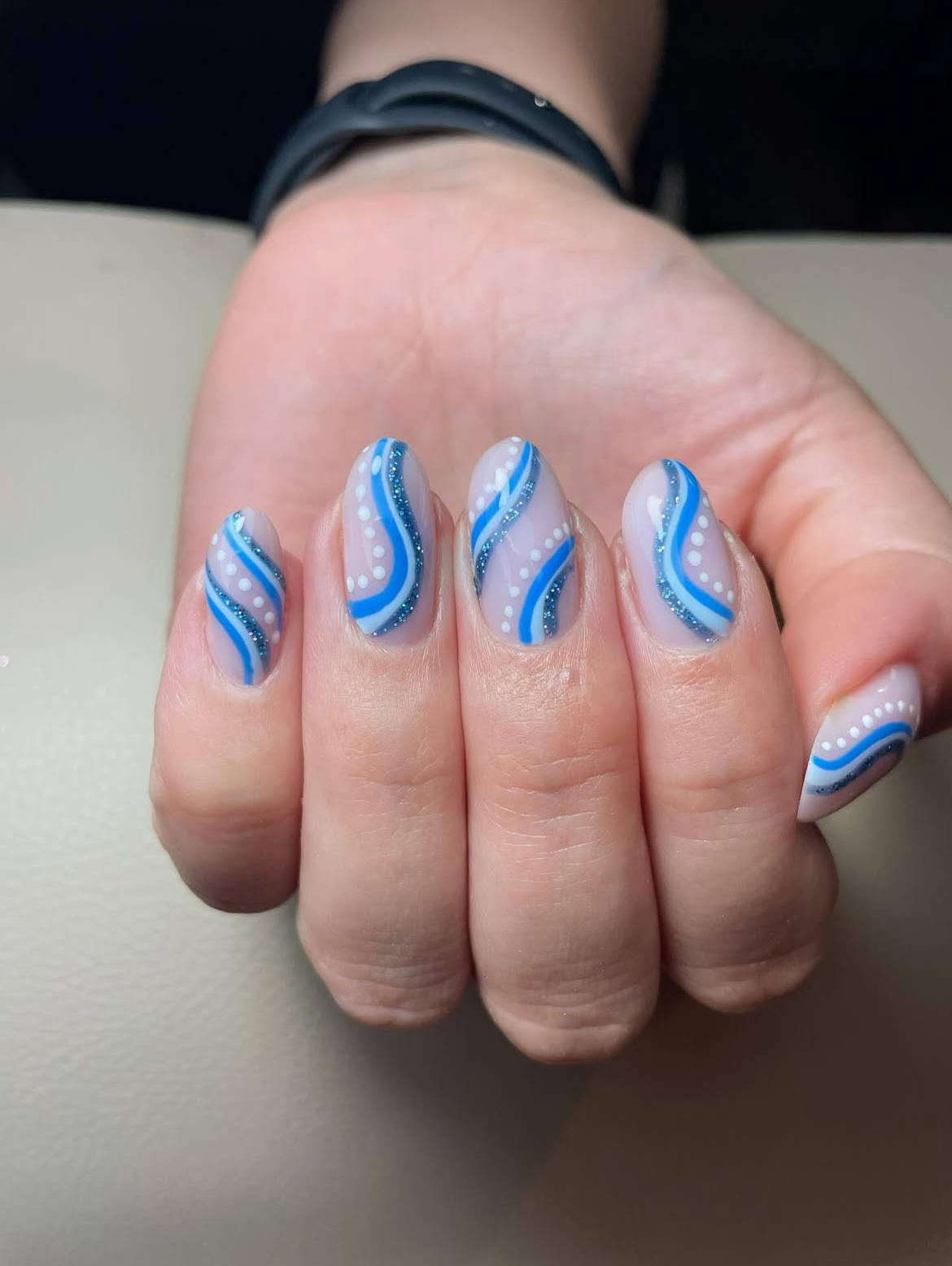 Nude nagels met blauwe golflijnen en stipjes