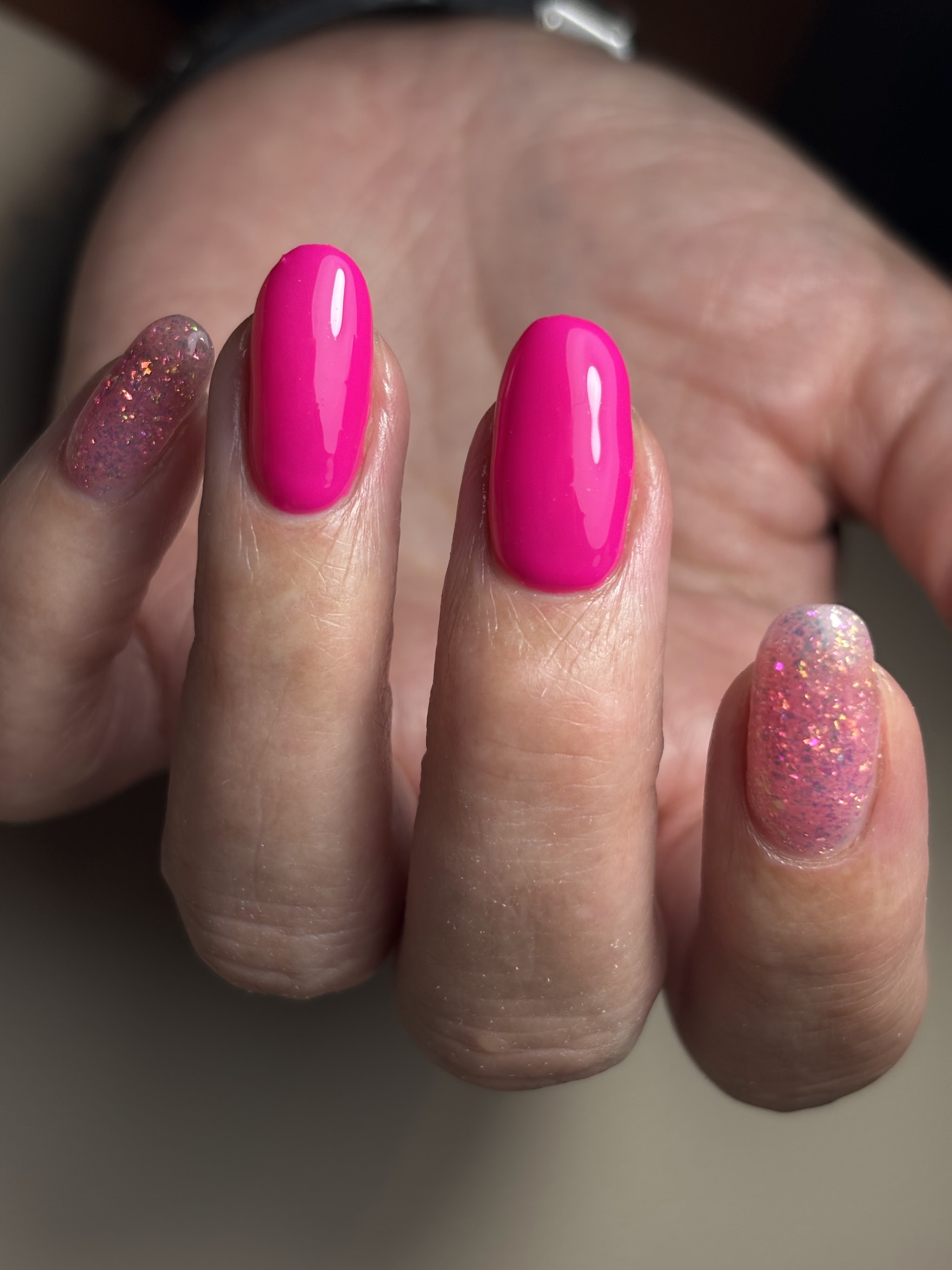 Felroze gelpolish met een roze glitter accentnagel