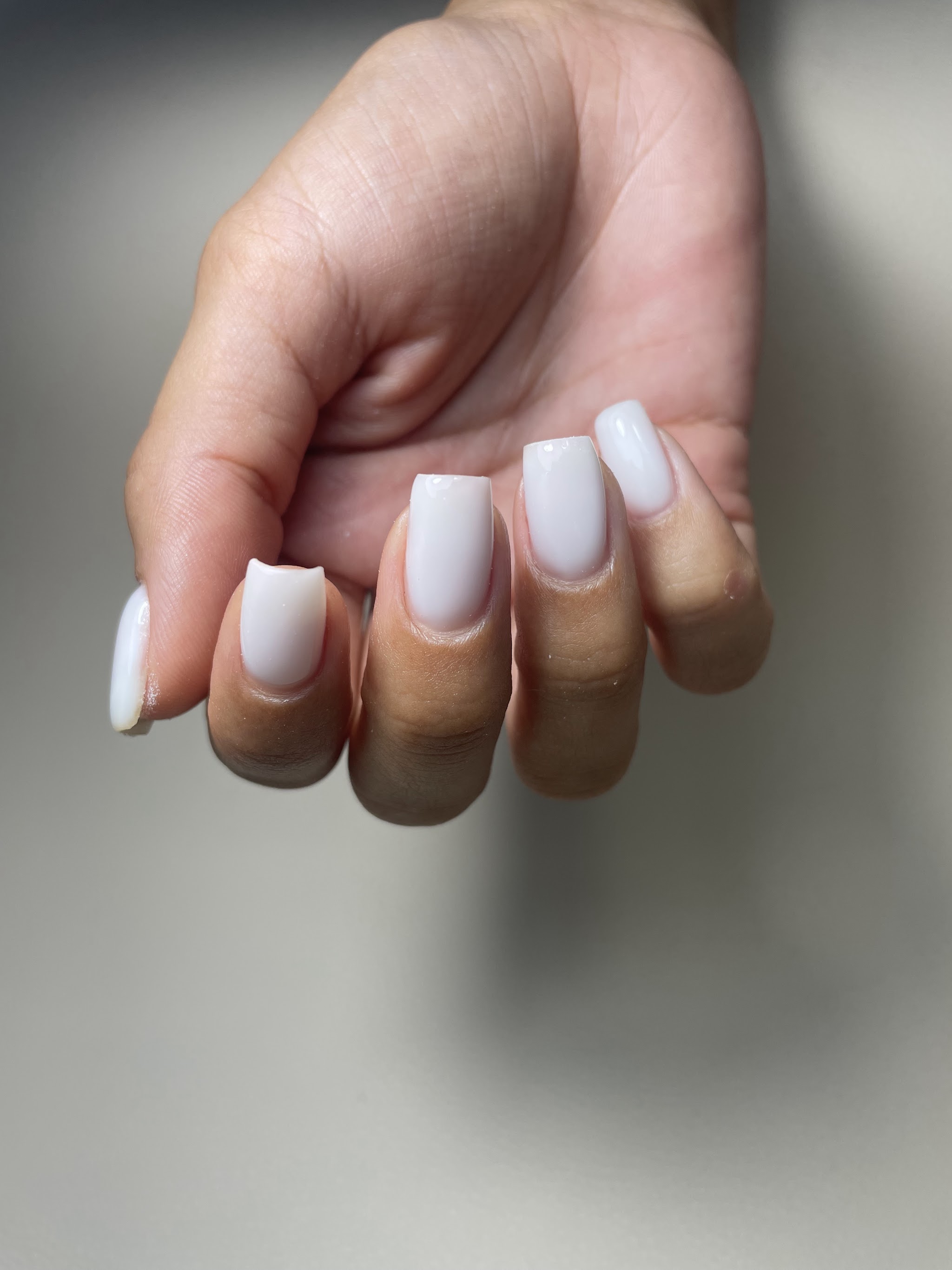 Korte vierkante nagels in zacht lila wit