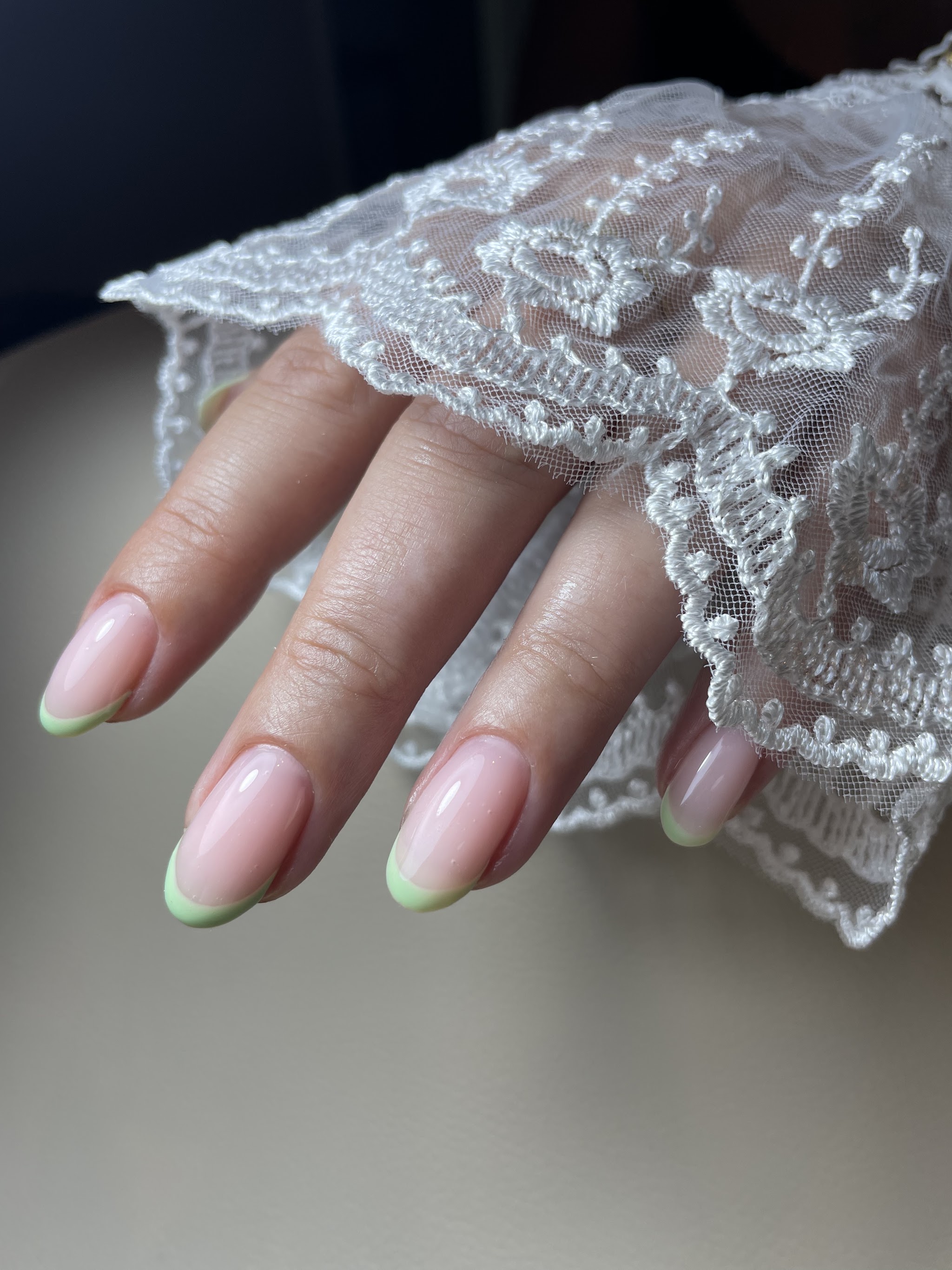 Nude nagels met een pastelgroene French