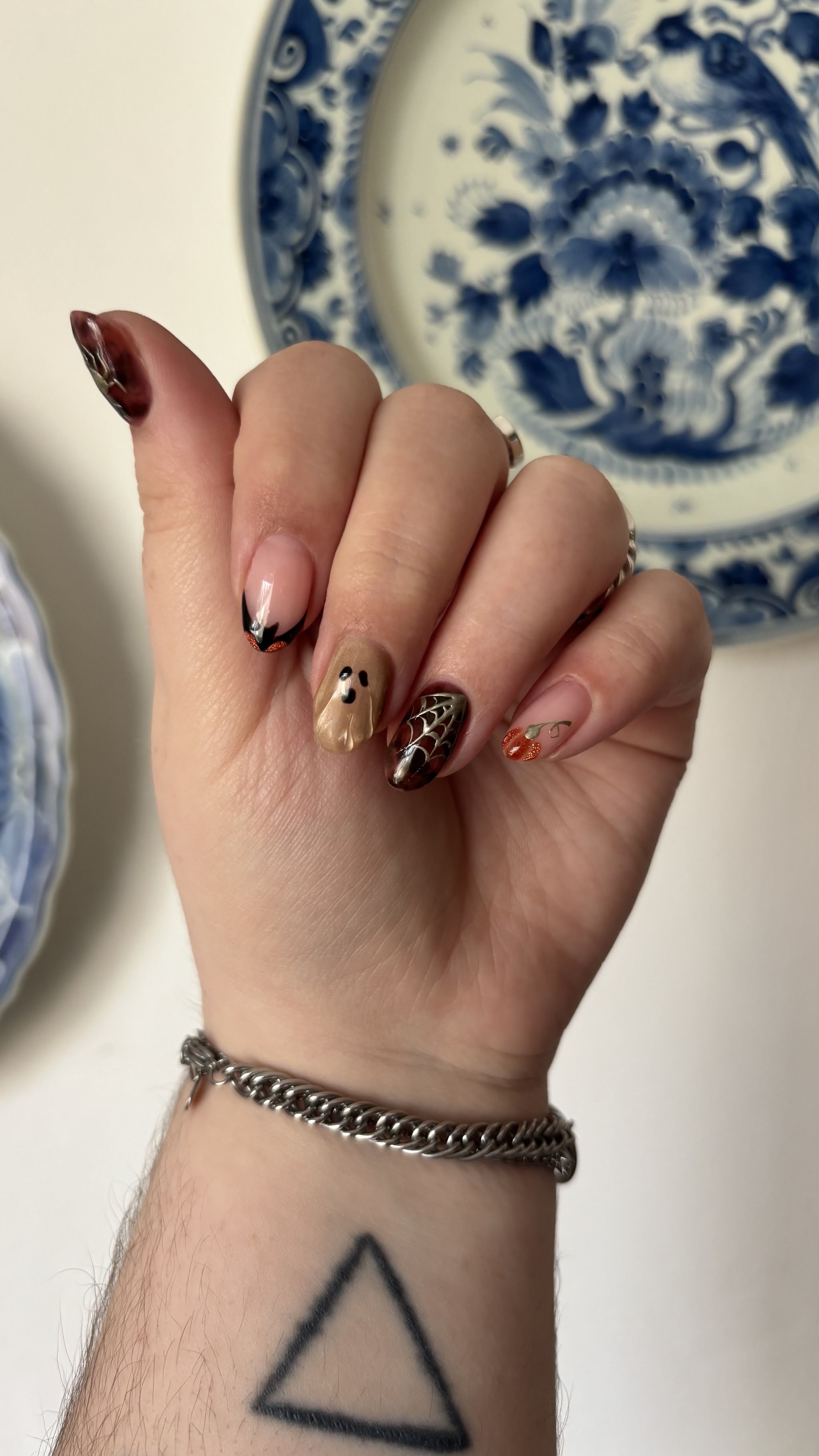 Halloween nailart met spinnenweb en pompoen