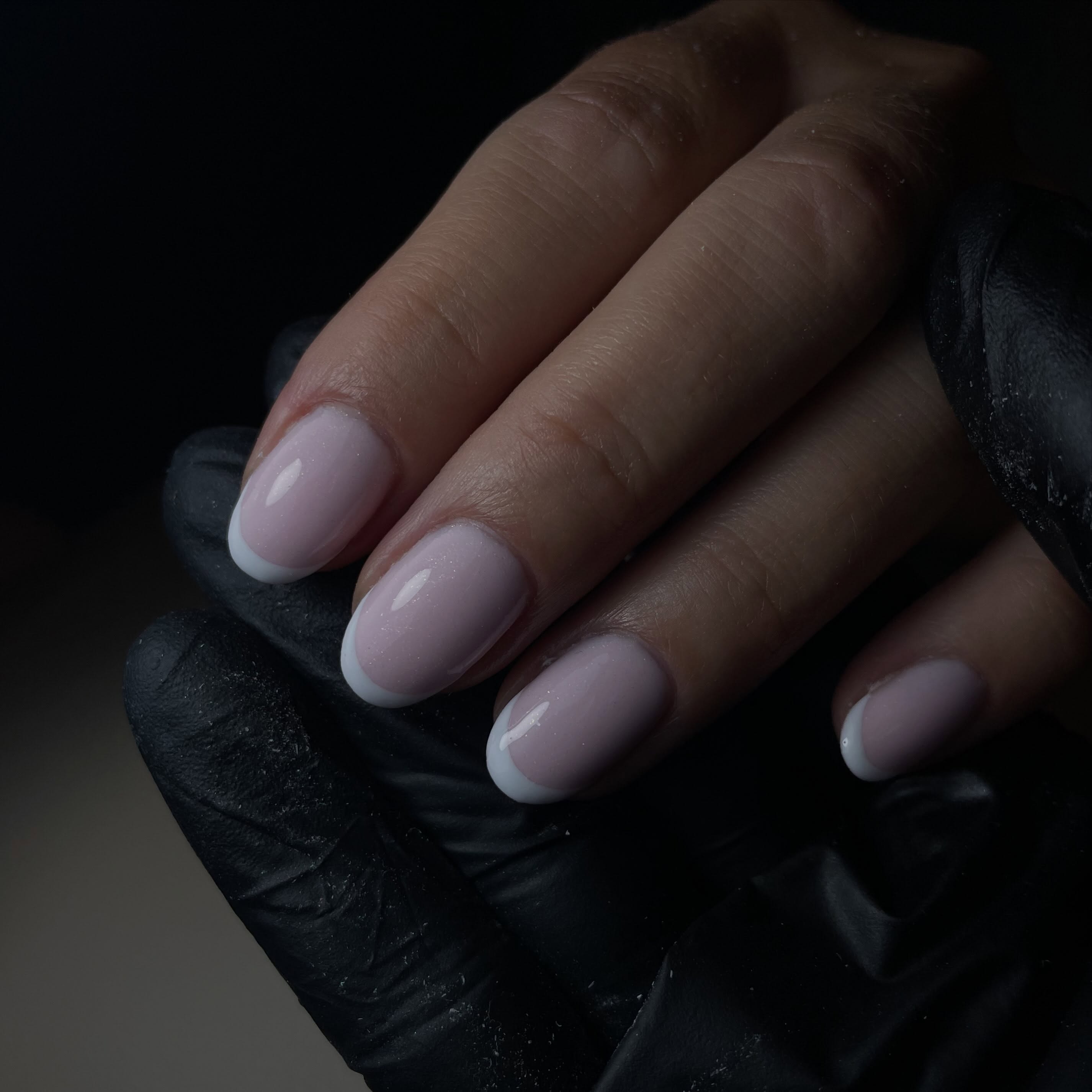 Naturel amandelvormige nagels in zacht nude