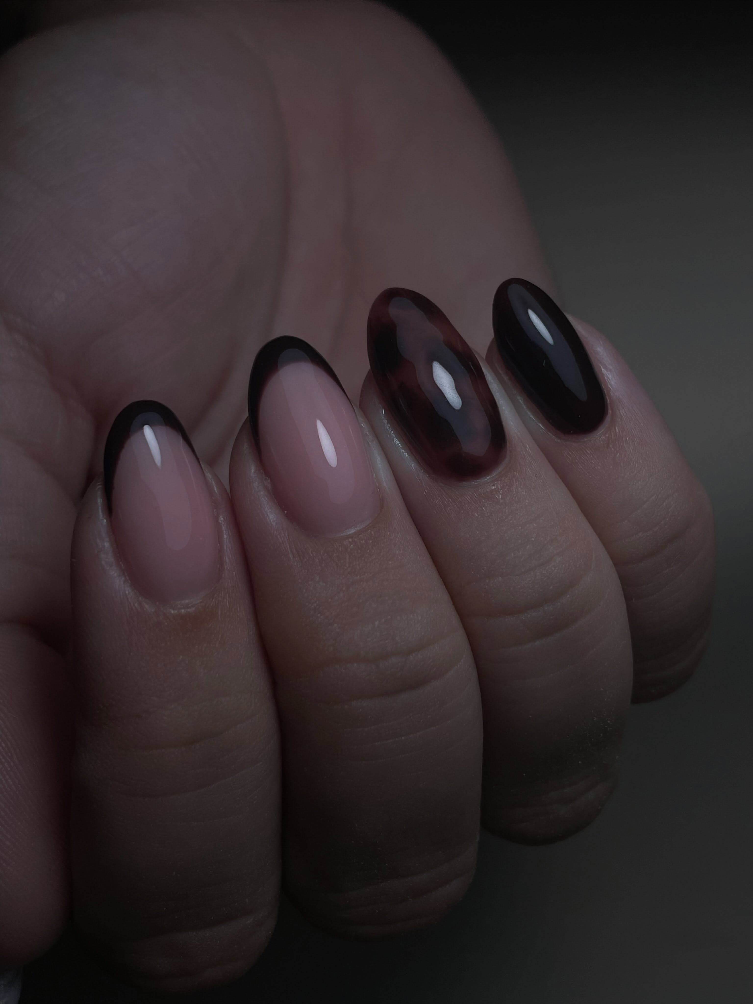 Bordeaux French en donkere chrome op amandelnagels