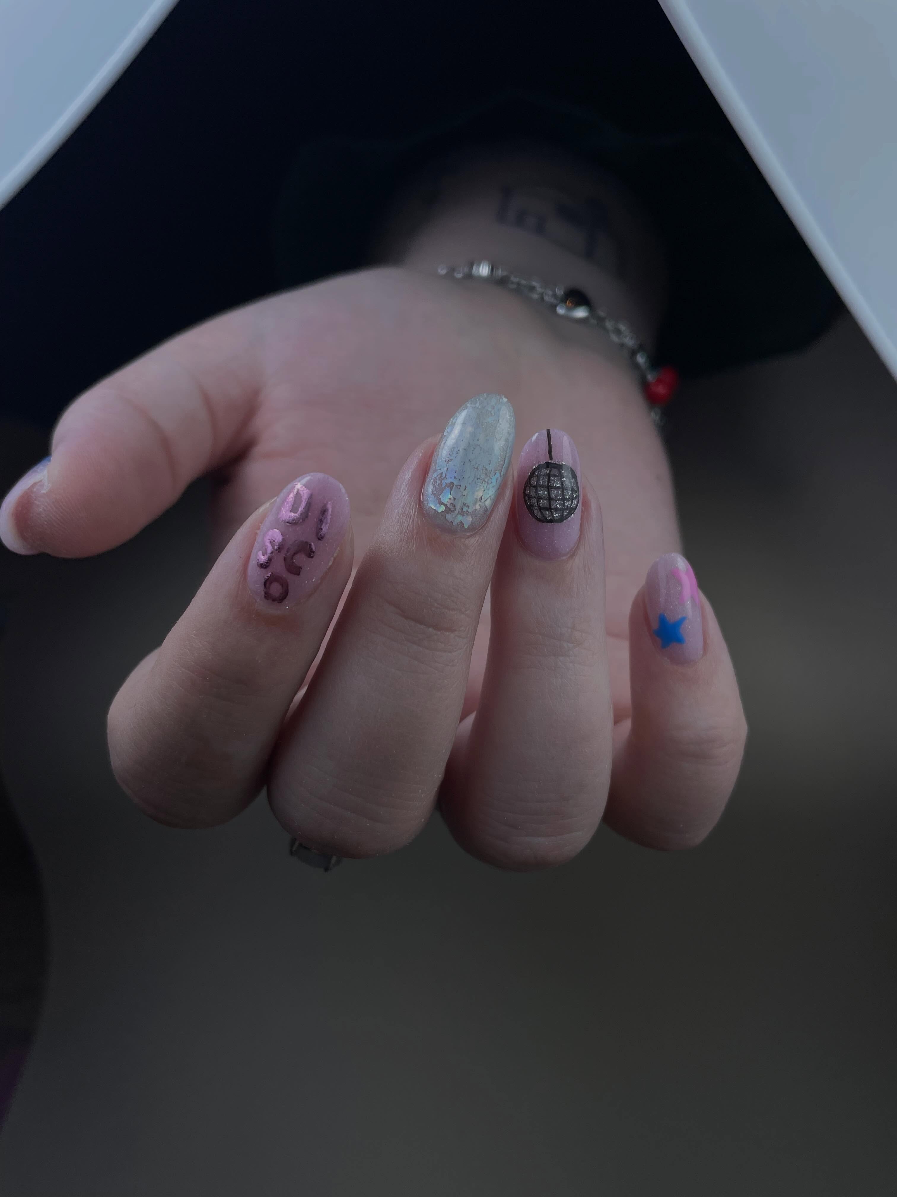 Verschillende handgetekende designs onder de nagellamp