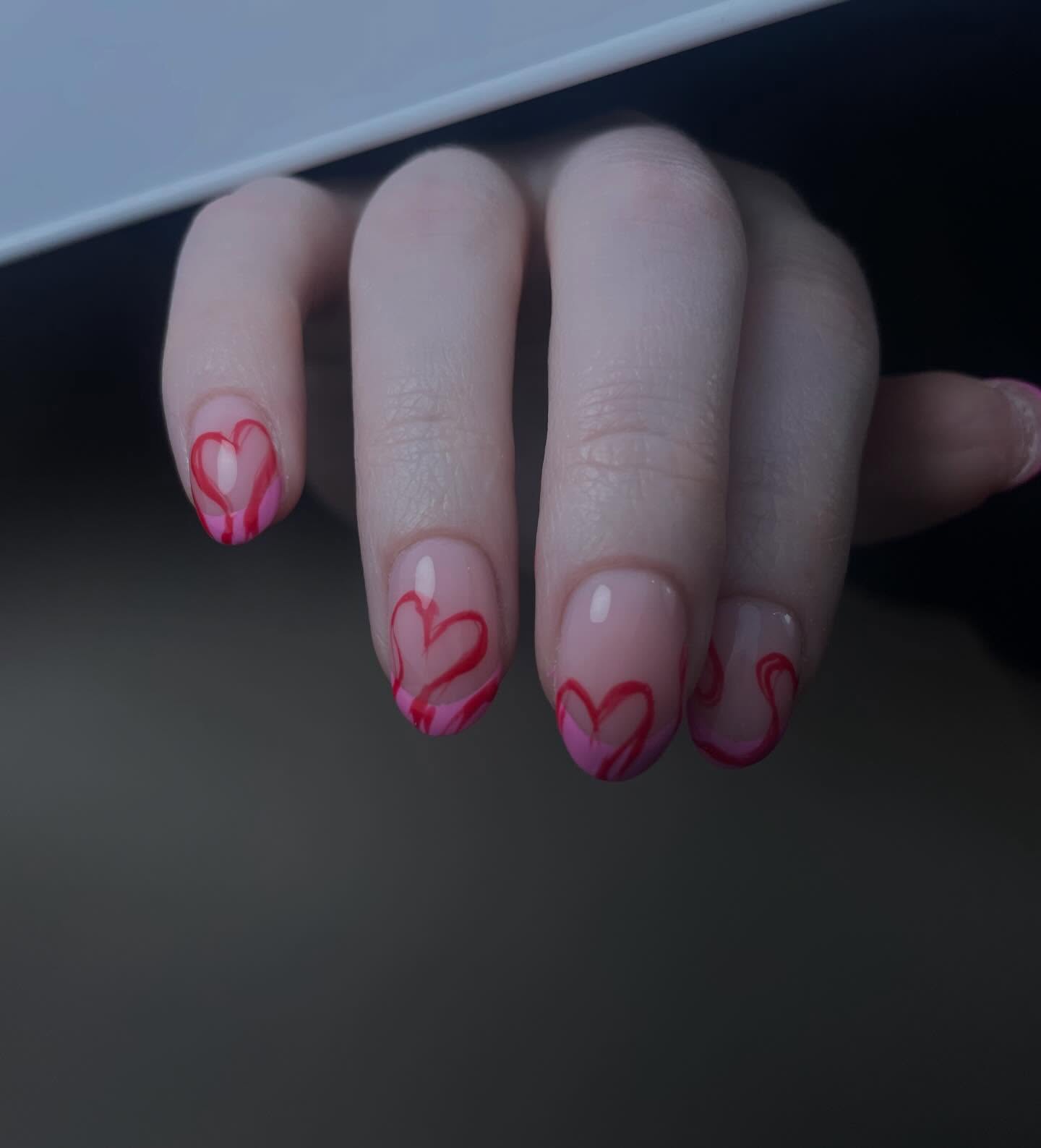Nude nagels met rode handgetekende hartjes