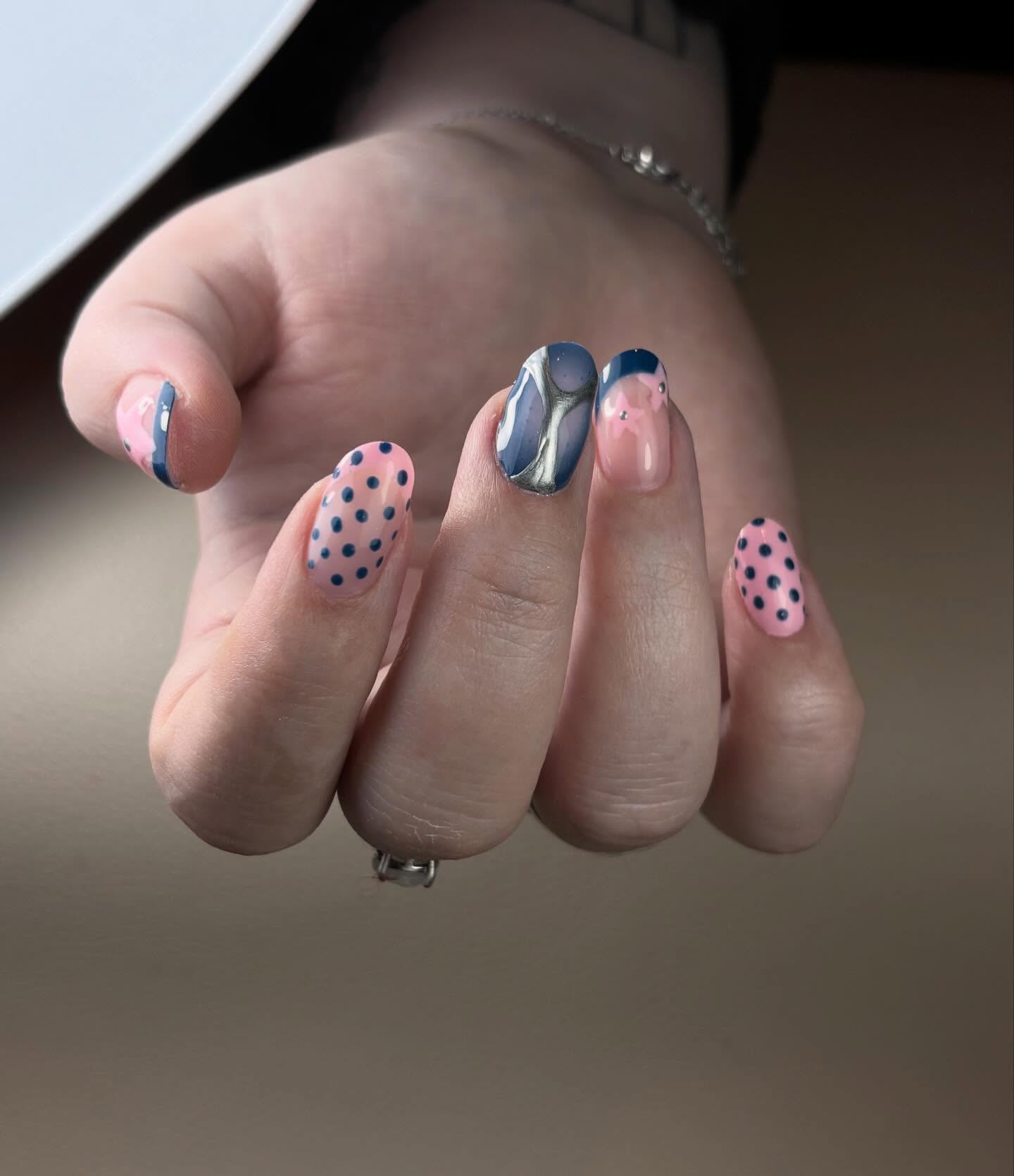 Polka dots en marmer in roze en blauw